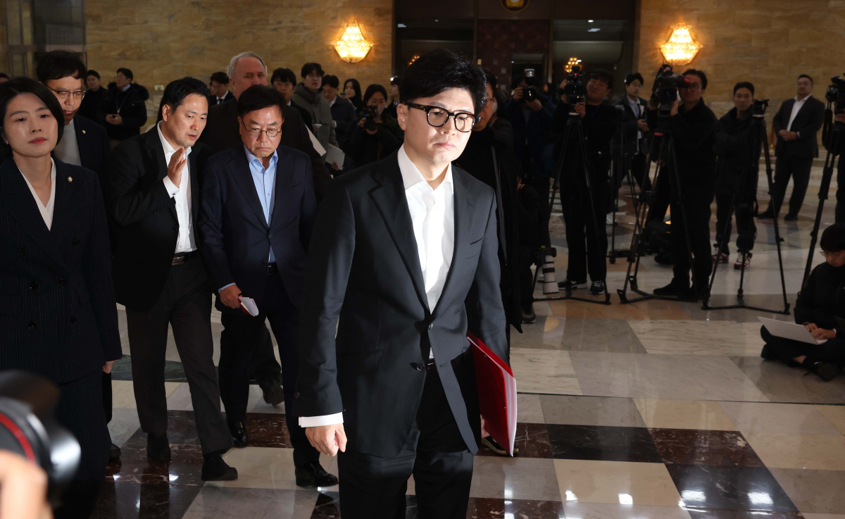 ▲한동훈 국민의힘 대표가 4일 서울 여의도 국회에서 열린 비상 의원총회에 참석하고 있다. 신태현 기자 holjjak@