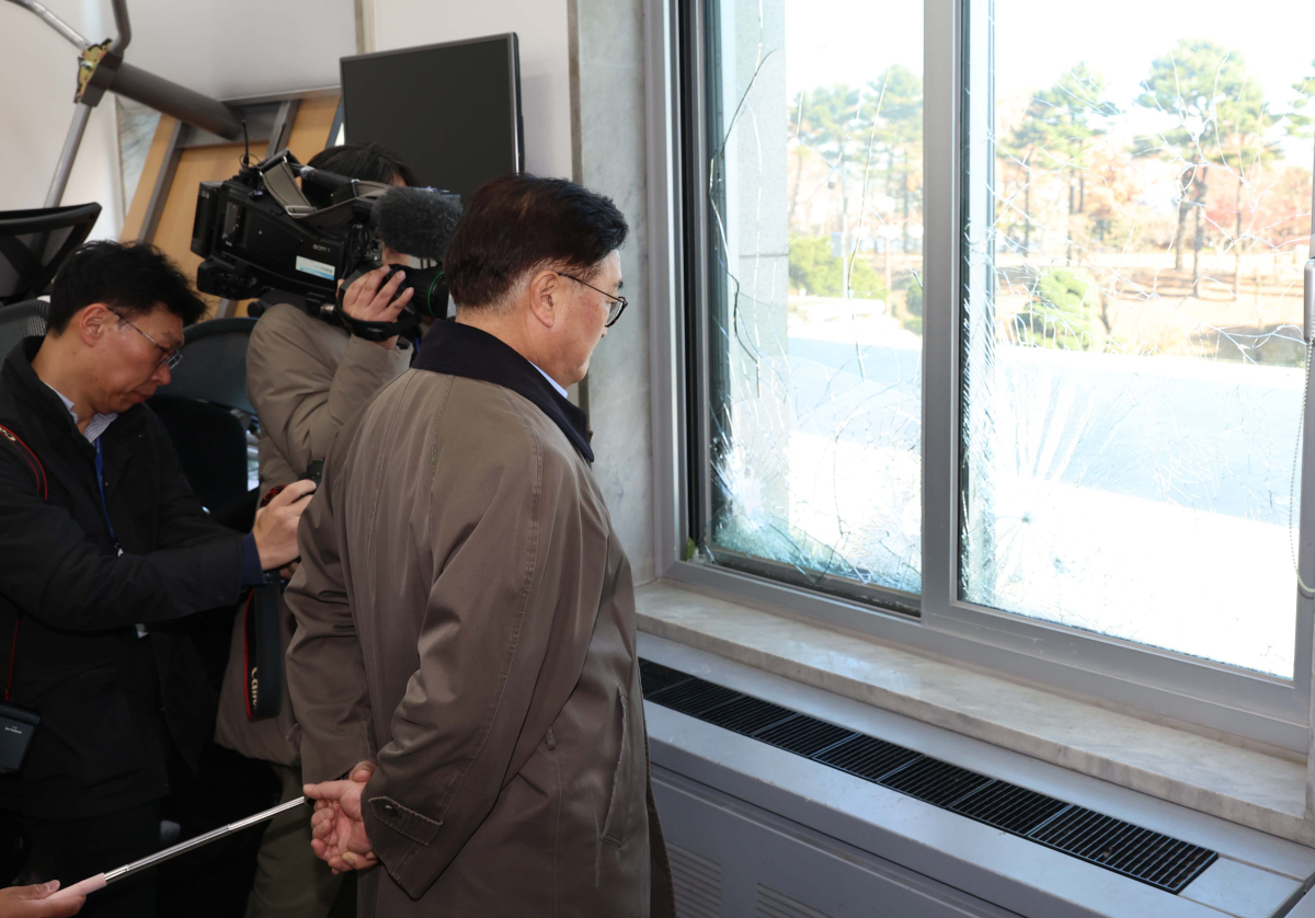 ▲비상계엄이 해제된 4일 오전 서울 여의도 국회에서 우원식 국회의장이 파손된 시설을 살펴보고 있다. 신태현 기자 holjjak@