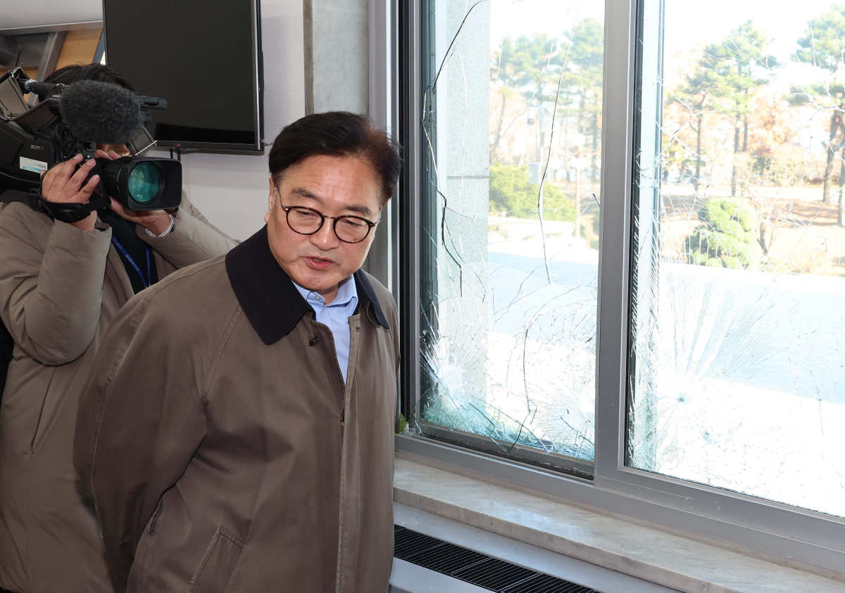 ▲비상계엄이 해제된 4일 오전 서울 여의도 국회에서 우원식 국회의장이 파손된 시설을 살펴보고 있다. 신태현 기자 holjjak@