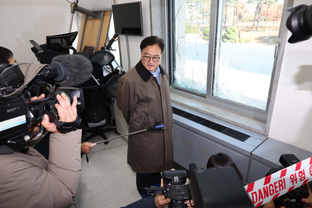 ▲비상계엄이 해제된 4일 오전 서울 여의도 국회에서 우원식 국회의장이 파손된 시설을 살펴보고 있다. 신태현 기자 holjjak@