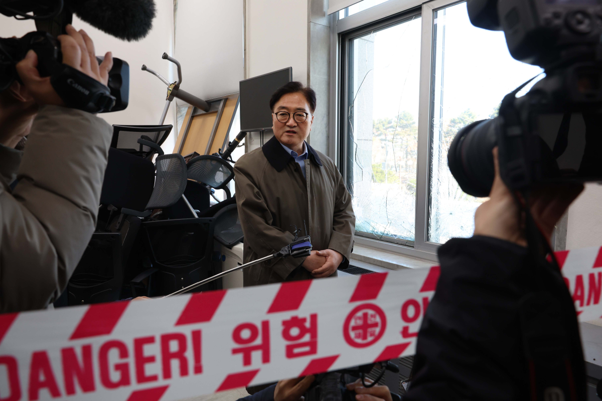 ▲비상계엄이 해제된 4일 오전 서울 여의도 국회에서 우원식 국회의장이 파손된 시설을 살펴보고 있다. 신태현 기자 holjjak@