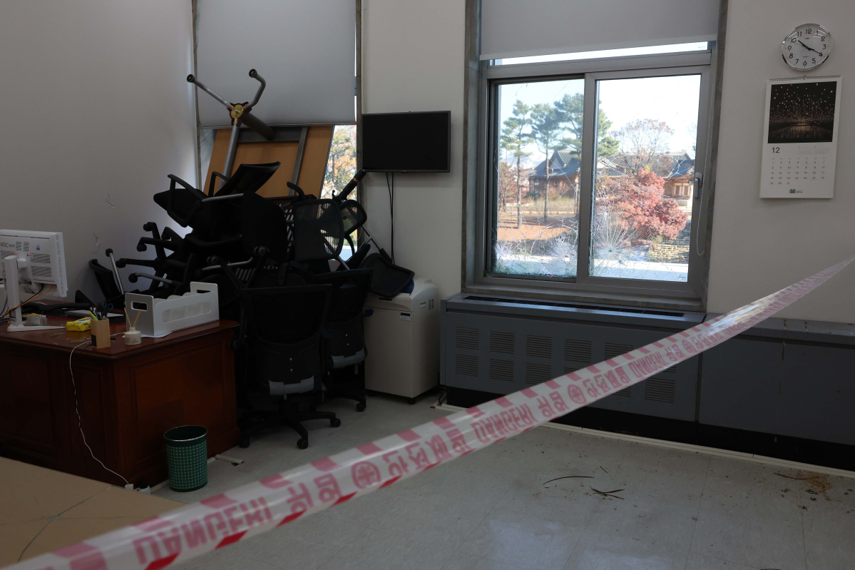 ▲비상계엄이 해제된 4일 오전 서울 여의도 국회 시설물이 파손돼 있다. 신태현 기자 holjjak@