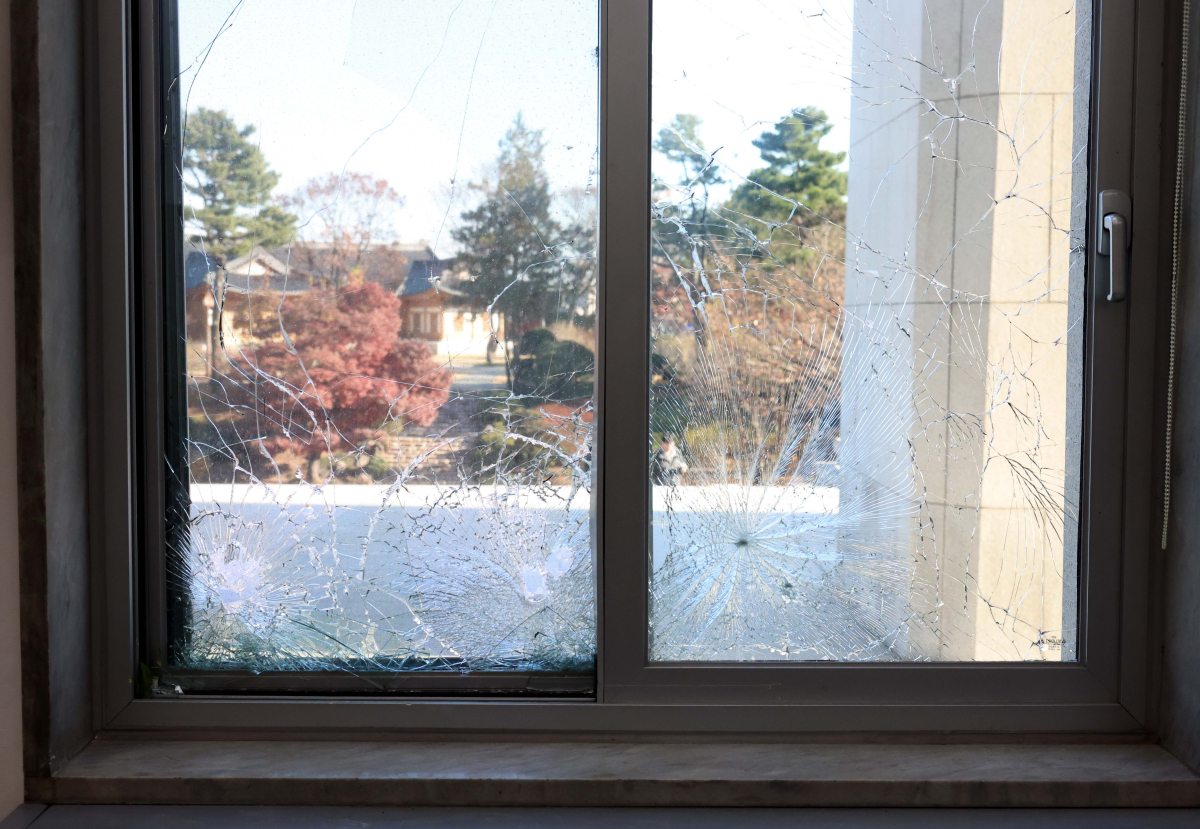 ▲비상계엄이 해제된 4일 오전 서울 여의도 국회 시설물이 파손돼 있다. 신태현 기자 holjjak@