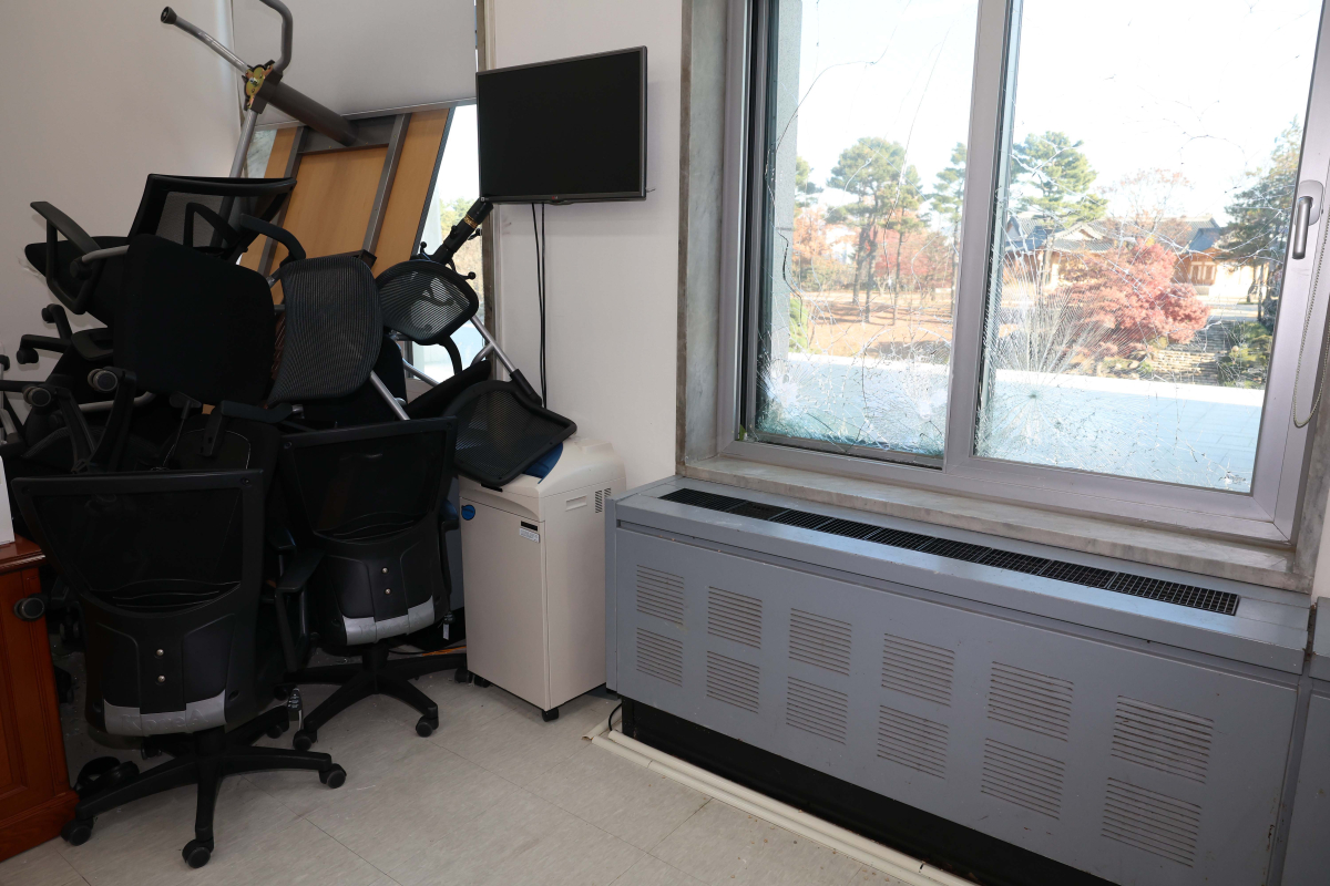 ▲비상계엄이 해제된 4일 오전 서울 여의도 국회 시설물이 파손돼 있다. 신태현 기자 holjjak@