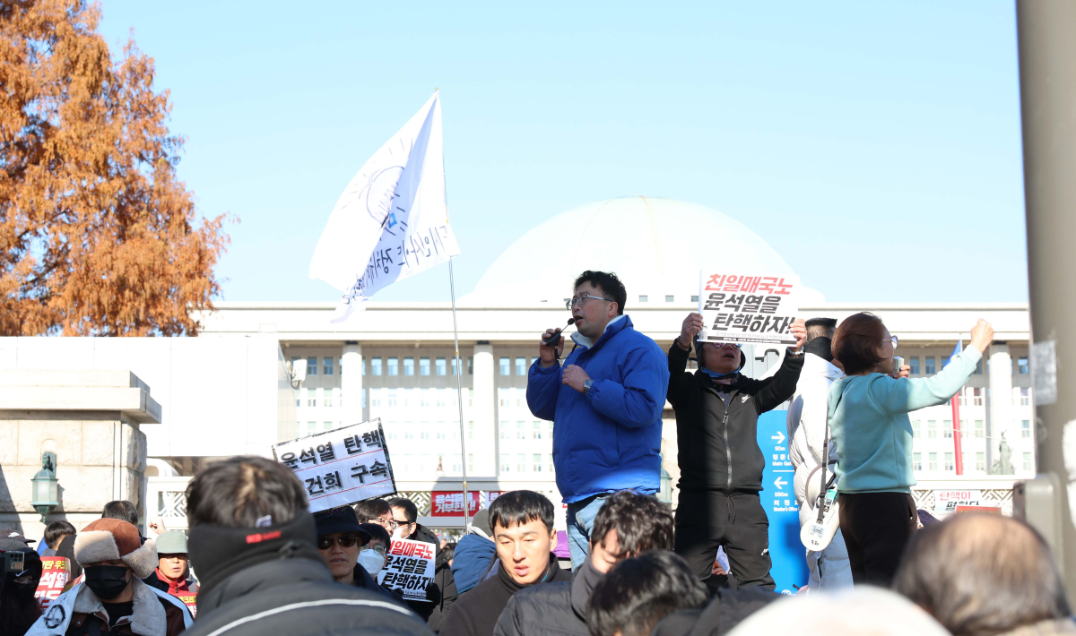 ▲비상계엄이 해제된 4일 오전 서울 여의도 국회 앞에서 시민들이 윤석열 대통령을 규탄하고 있다. 신태현 기자 holjjak@