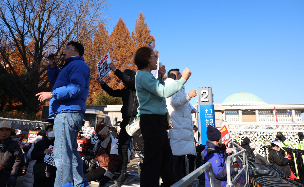▲비상계엄이 해제된 4일 오전 서울 여의도 국회 앞에서 시민들이 윤석열 대통령을 규탄하고 있다. 신태현 기자 holjjak@
