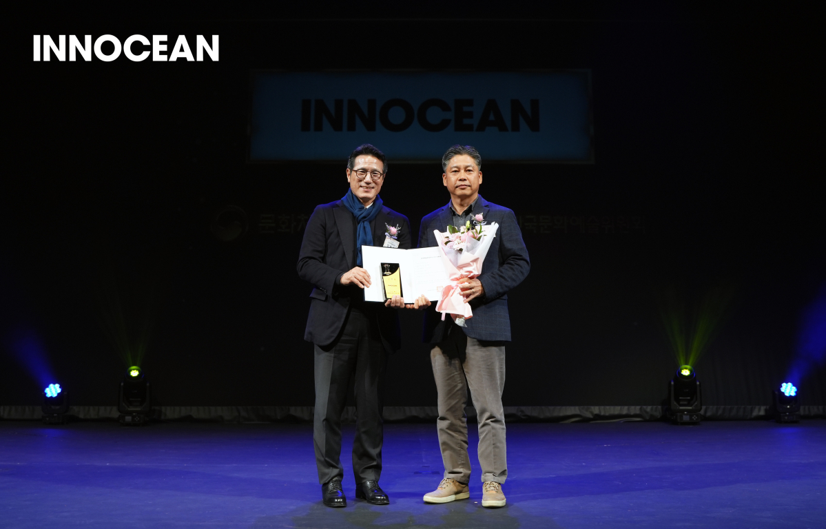 ▲‘문화예술후원 우수기관’ 인증식에서 신규 인증패를 수여받은 이노션 박진 전무(오른쪽)가 기념촬영을 하고 있다. (사진제공=이노션)