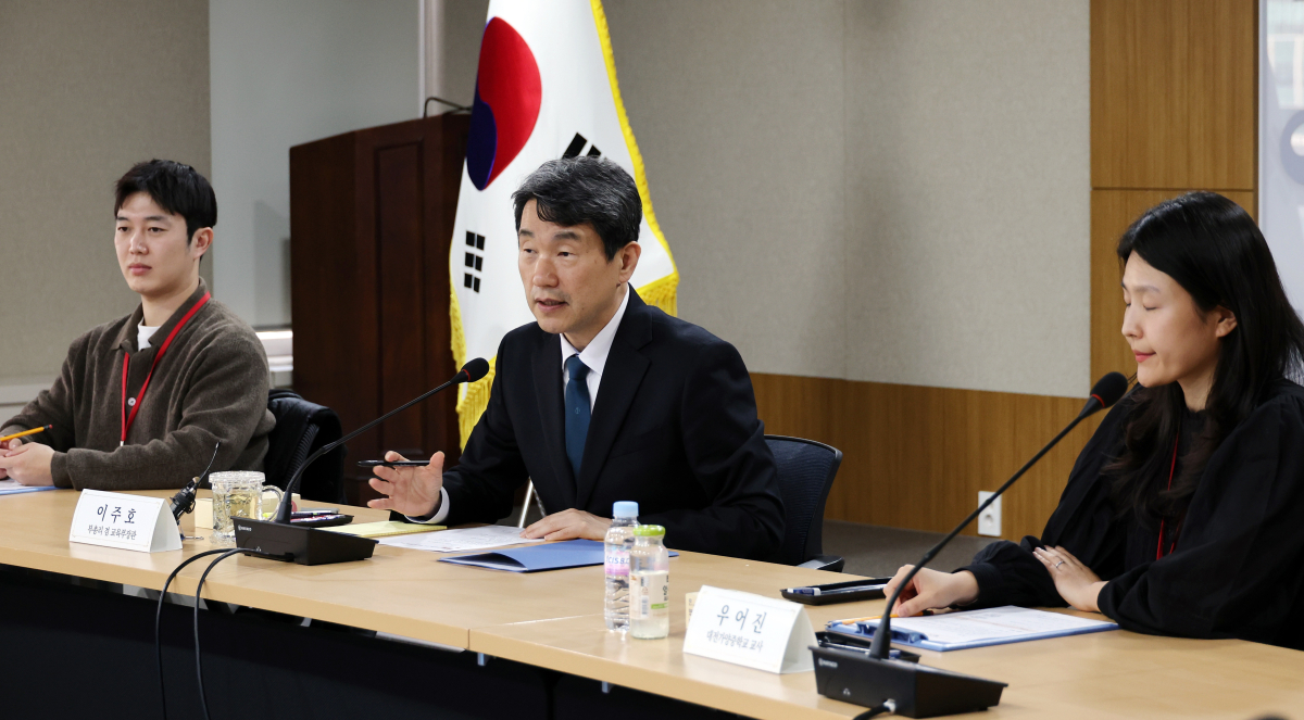 ▲이주호 부총리 겸 교육부 장관이 5일 오후 정부세종청사에서 현장 교원들과 함께 AI 디지털교과서(AIDT) 의 현장 안착 및 효과적 활용 방안 모색을 위한 '함께 차담회'를 열고 있다.  (연합뉴스)