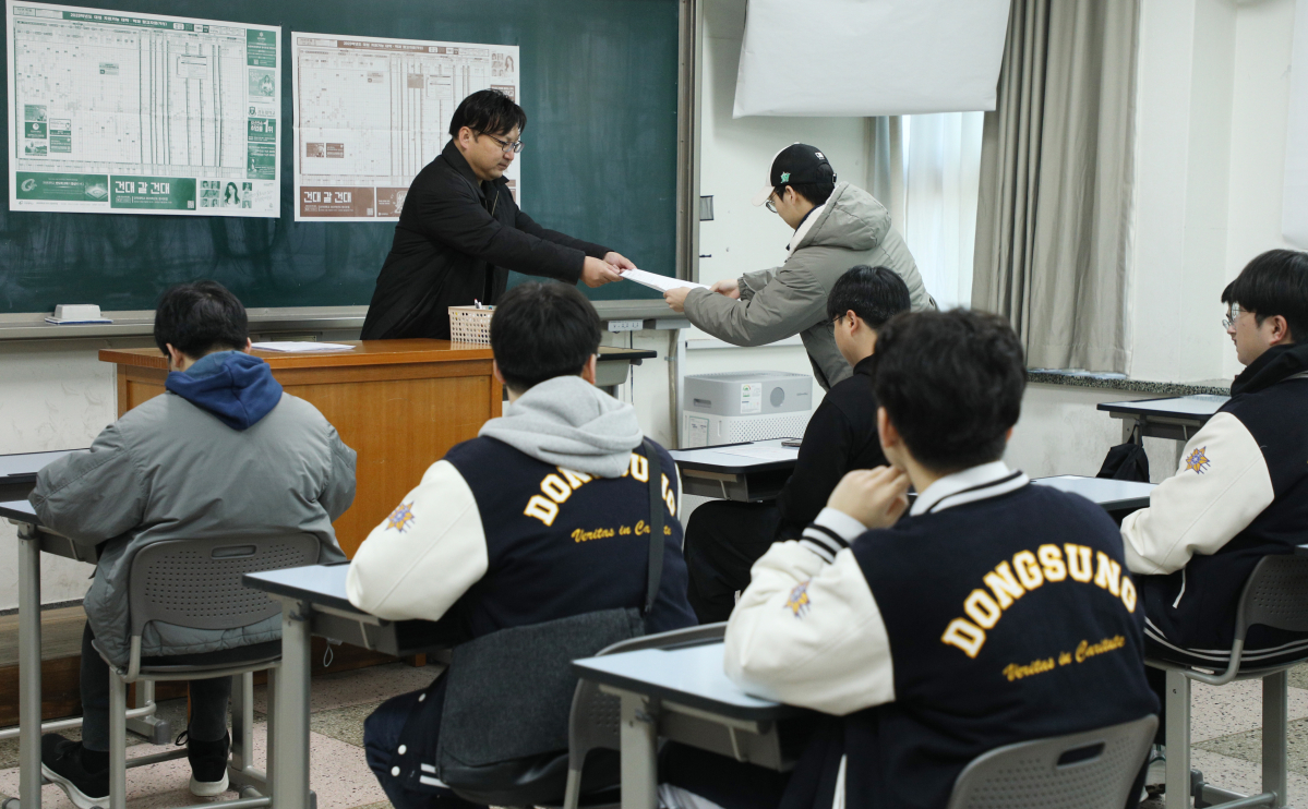 ▲2025학년도 대학수학능력시험 성적표가 배부된 6일 서울 종로구 동성고에서 고3 수험생들이 성적표를 받고 있다. 사진공동취재단