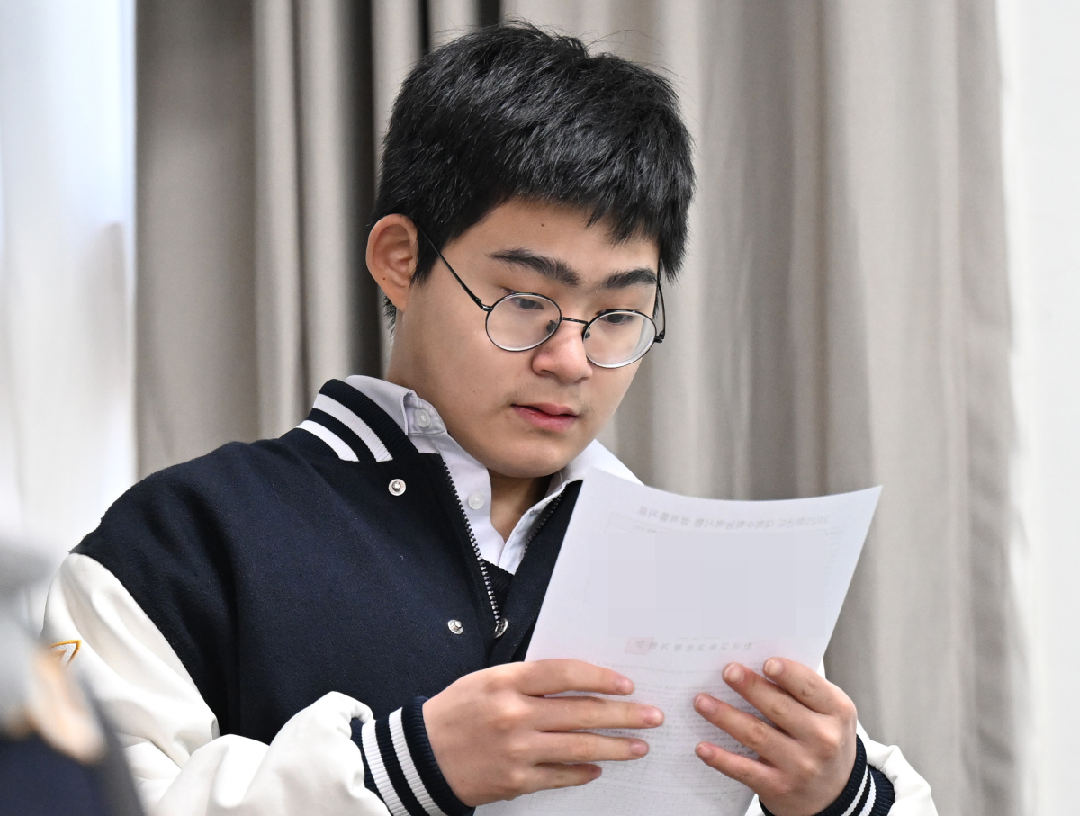 ▲2025학년도 대학수학능력시험 성적표가 배부된 6일 서울 종로구 동성고에서 고3 수험생들이 성적표를 받고 있다. 사진공동취재단