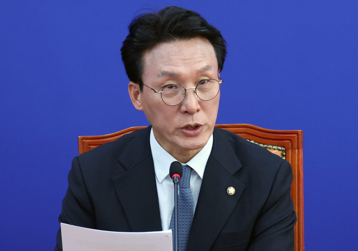 ▲김민석 더불어민주당 12.3 윤석열내란사태특별위원회 위원장이 6일 오전 서울 여의도 국회에서 비상계엄 사태 관련 긴급 기자회견을 하고 있다. (뉴시스)