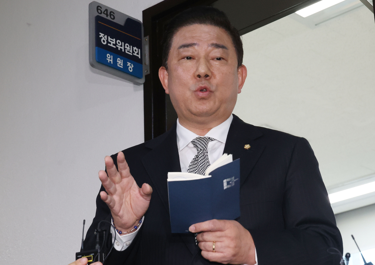 ▲국회 정보위원회 간사인 김병기 더불어민주당 의원이 6일 서울 여의도 국회 정보위원회 위원장실 앞에서 홍장원 국가정보원 1차장의 윤석열 대통령 정치인 체포 지시와 관련한 브리핑을 하고 있다. 신태현 기자 holjjak@