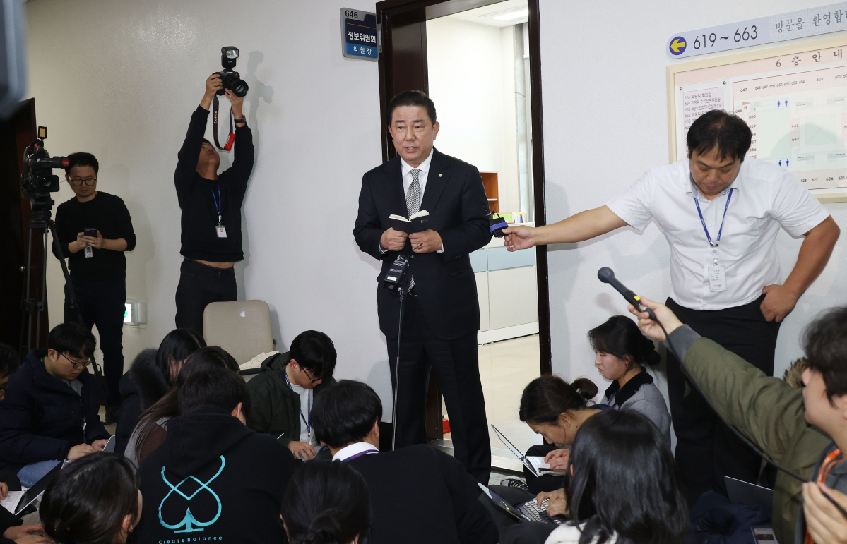 ▲국회 정보위원회 간사인 김병기 더불어민주당 의원이 6일 서울 여의도 국회 정보위원회 위원장실 앞에서 홍장원 국가정보원 1차장의 윤석열 대통령 정치인 체포 지시와 관련한 브리핑을 하고 있다. 신태현 기자 holjjak@