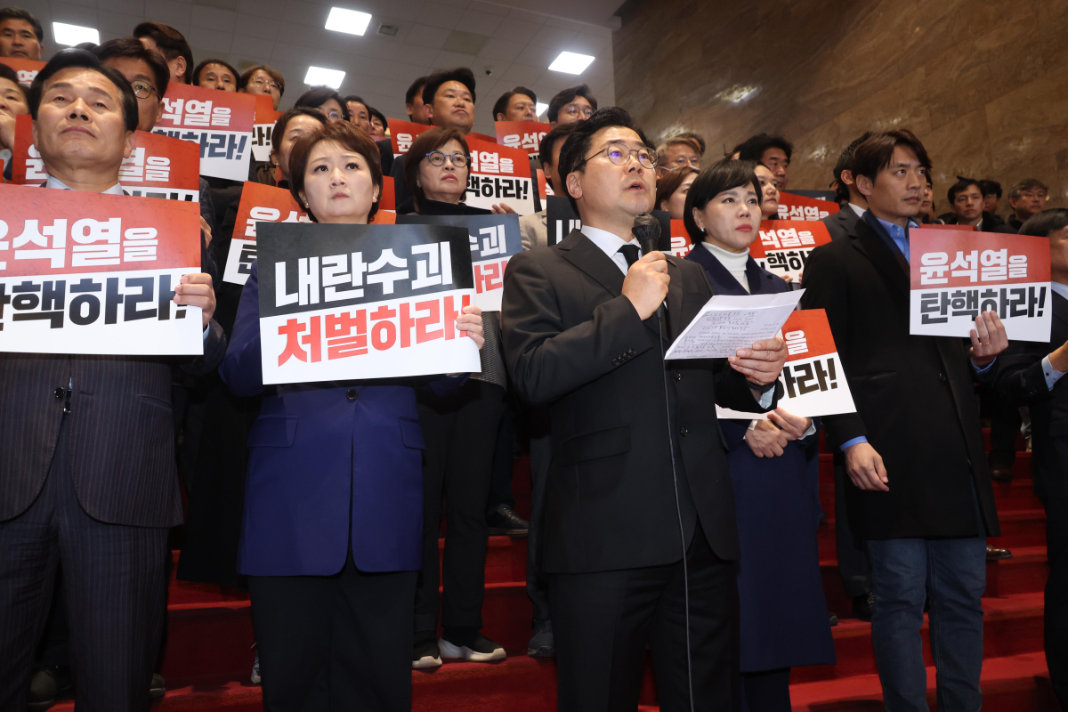 ▲윤석열 대통령의 국회 방문설이 제기된 6일 오후 박찬대 더불어민주당 원내대표 등 민주당 의원들이 서울 여의도 국회 로텐더홀에 모여 있다. (뉴시스)