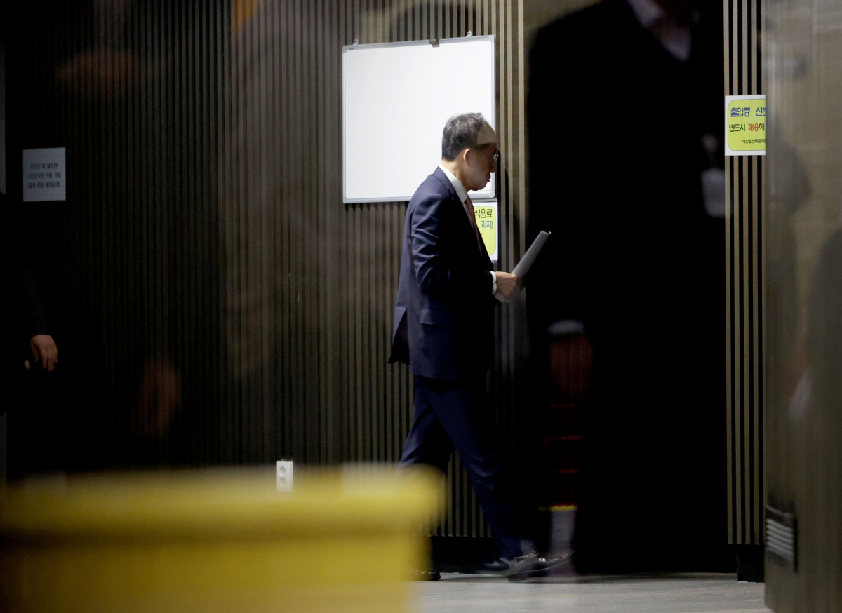 ▲추경호 국민의힘 원내대표가 6일 서울 여의도 국회에서 비공개로 열린 국민의힘 의원총회 회의장에서 발걸음을 옮기고 있다. 신태현 기자 holjjak@