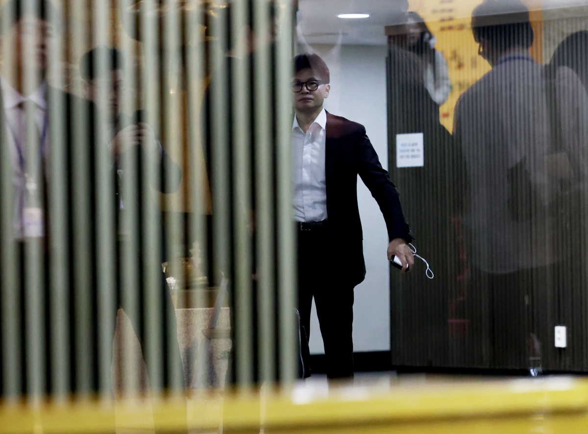 ▲한동훈 국민의힘 대표가 6일 서울 여의도 국회에서 비공개로 열린 국민의힘 의원총회 회의장에서 발걸음을 옮기고 있다. 신태현 기자 holjjak@