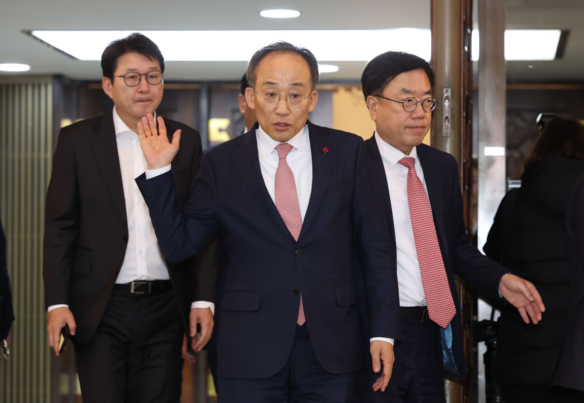 ▲추경호 국민의힘 원내대표가 6일 서울 여의도 국회에서 비공개로 열린 국민의힘 의원총회가 잠시 정회되자 회의장 밖으로 나오고 있다. 신태현 기자 holjjak@