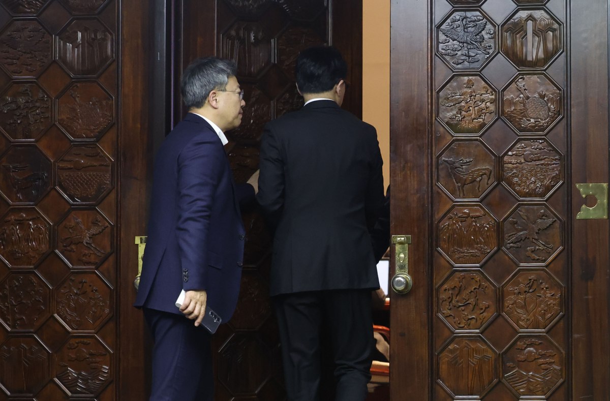 ▲한동훈 국민의힘 대표가 6일 서울 여의도 국회에서 비공개로 열린 국민의힘 의원총회 회의장에서 발걸음을 옮기고 있다. 신태현 기자 holjjak@