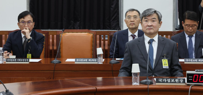 ▲국가정보원 김남우 기조실장(왼쪽부터), 황원진 2차장, 조태용 국정원장, 윤오준 3차장이 7일 오전 서울 여의도 국회에서 열린 정보위원회 전체회의에 출석하고 있다. 홍장원 국정원 1차장은 불참했다. (연합뉴스)