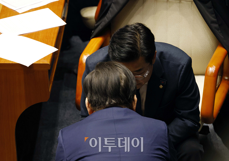 ▲이재명(아래) 더불어민주당 대표와 박찬대 원내대표가 7일 서울 여의도 국회에서 열린 본회의에서 대화하고 있다. 고이란 기자 photoeran@