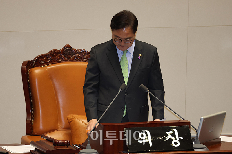 ▲우원식 국회의장이 7일 서울 여의도 국회에서 열린 본회의에서 대통령 배우자 김건희의 주가조작 사건 등의 진상규명을 위한 특별검사 임명 등에 관한 법률안 재의의 건과 관련해 부결 결과를 발표하고 있다. 고이란 기자 photoeran@