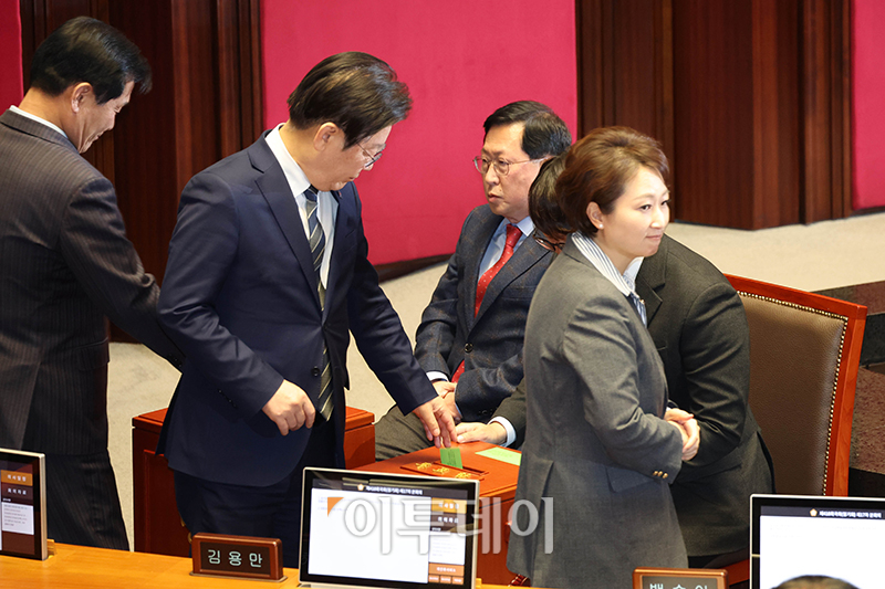 ▲이재명 더불어민주당 대표가 7일 서울 여의도 국회에서 열린 본회의에서 대통령 배우자 김건희의 주가조작 사건 등의 진상규명을 위한 특별검사 임명 등에 관한 법률안 재의의 건과 관련해 투표하고 있다. 고이란 기자 photoeran@