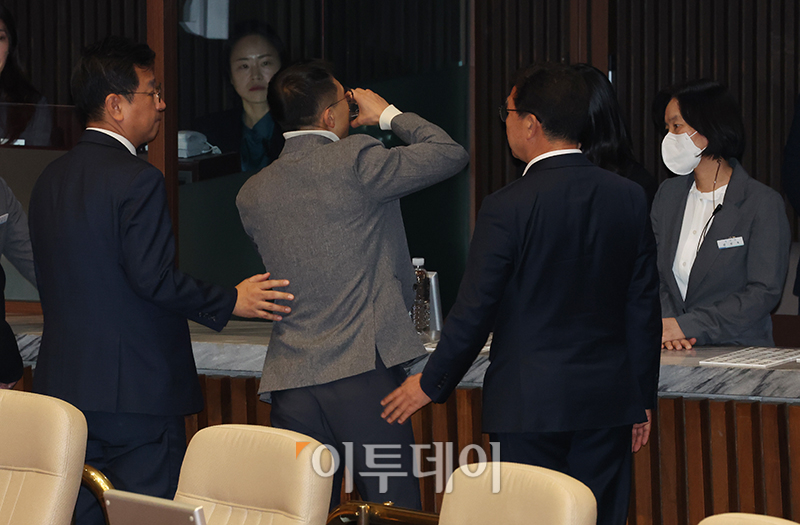 ▲김상욱 국민의힘 의원이 7일 서울 여의도 국회에서 열린 본회의에서 윤석열 대통령 탄핵소추안에 대해 투표하고 있다. 고이란 기자 photoeran@