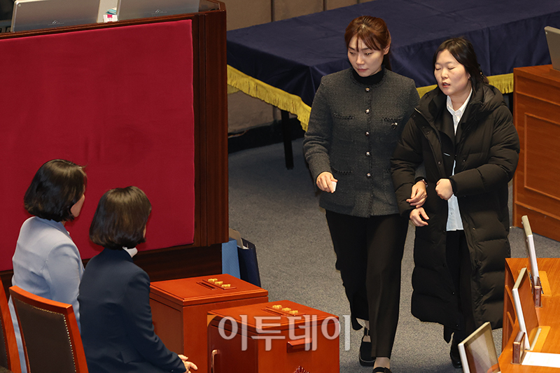 ▲김예지 국민의힘 의원이 7일 서울 여의도 국회에서 열린 본회의에서 윤석열 대통령 탄핵소추안에 대해 투표하고 있다. 고이란 기자 photoeran@