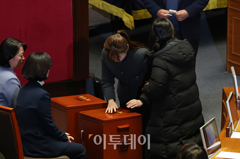 ▲김예지 국민의힘 의원이 7일 서울 여의도 국회에서 열린 본회의에서 윤석열 대통령 탄핵소추안에 대해 투표하고 있다. 고이란 기자 photoeran@