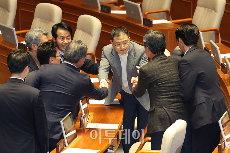 ▲김상욱 국민의힘 의원이 7일 서울 여의도 국회에서 열린 본회의에서 윤석열 대통령 탄핵소추안에 대해 투표를 마치고 야당 의원들의 격려를 받고 있다. 고이란 기자 photoeran@