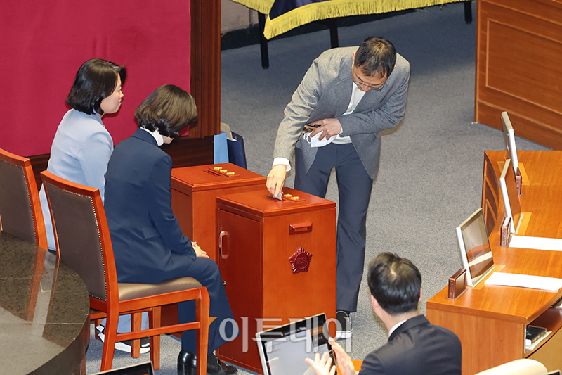 ▲김상욱 국민의힘 의원이 7일 서울 여의도 국회에서 열린 본회의에서 윤석열 대통령 탄핵소추안에 대해 투표하고 있다. 고이란 기자 photoeran@