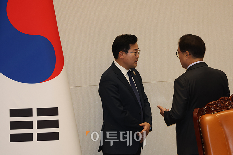 ▲우원식(오른쪽) 국회의장과 박찬대 더불어민주당 원내대표가 7일 서울 여의도 국회에서 열린 본회의에서 대화하고 있다. 고이란 기자 photoeran@