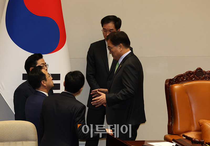 ▲우원식(오른쪽) 국회의장과 박찬대 더불어민주당 원내대표, 박성준 원내수석부대표가 7일 서울 여의도 국회에서 열린 본회의에서 대화하고 있다. 고이란 기자 photoeran@