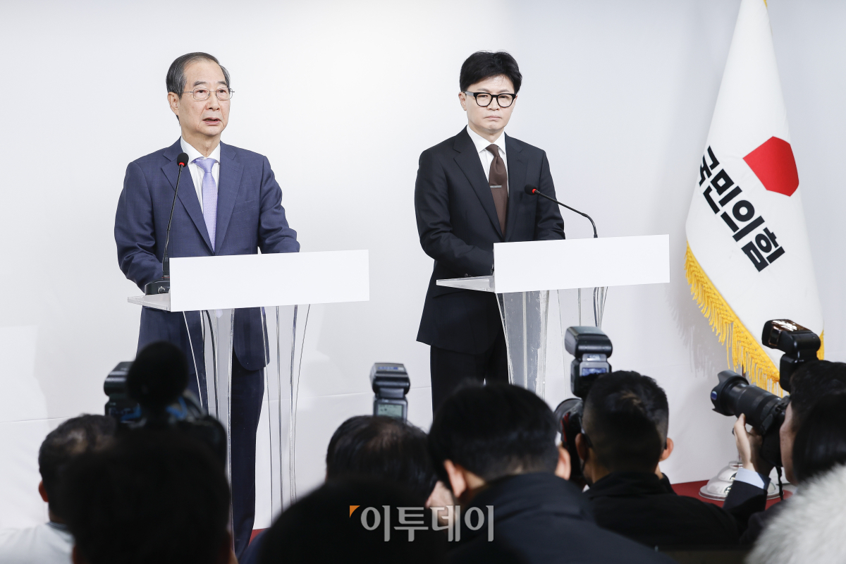 ▲한덕수 국무총리가 8일 서울 영등포구 국민의힘 중앙당사에서 공동 대국민담화를 발표하고 있다. 조현호 기자 hyunho@