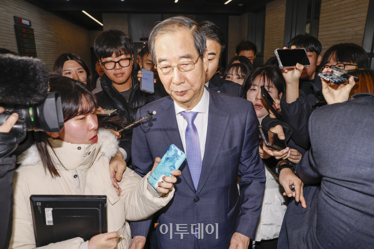 ▲한덕수 국무총리가 8일 서울 영등포구 국민의힘 중앙당사에서 공동 대국민담화 발표를 마친 후 당사를 나서고 있다. 조현호 기자 hyunho@