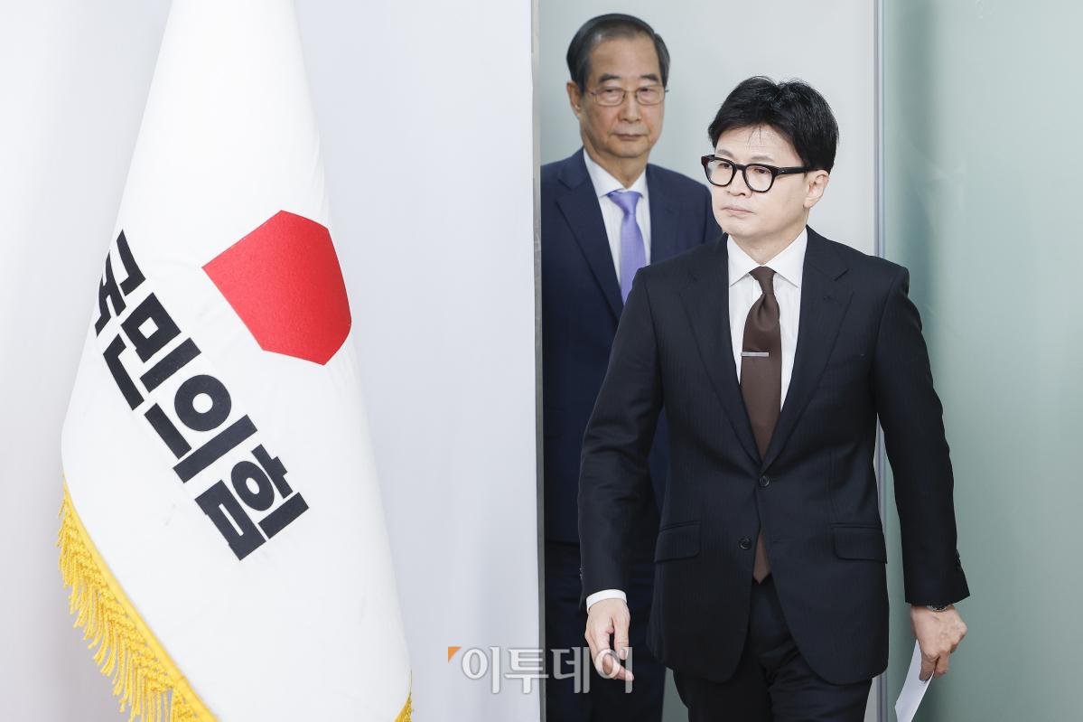 ▲한덕수 국무총리와 한동훈 국민의힘 대표가 8일 서울 영등포구 국민의힘 중앙당사에서 공동 대국민담화 발표를 위해 회견장에 들어서고 있다. 조현호 기자 hyunho@