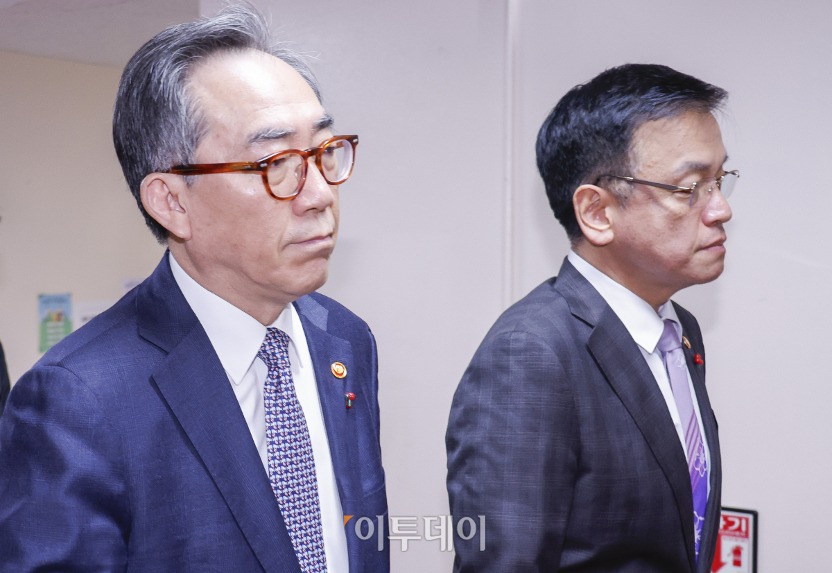 ▲조태열(왼쪽) 외교부 장관과 최상목 경제부총리 겸 기획재정부 장관이 8일 서울 종로구 정부서울청사에서 열린 국무위원 간담회에 참석하고 있다. 조현호 기자 hyunho@