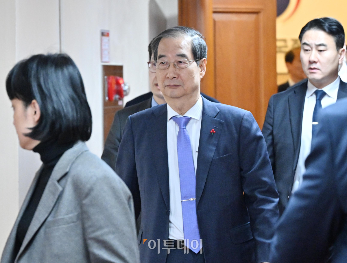 ▲한덕수(가운데) 국무총리가 8일 서울 종로구 정부서울청사에서 열린 국무위원 간담회를 마치고 나오고 있다. 조현호 기자 hyunho@