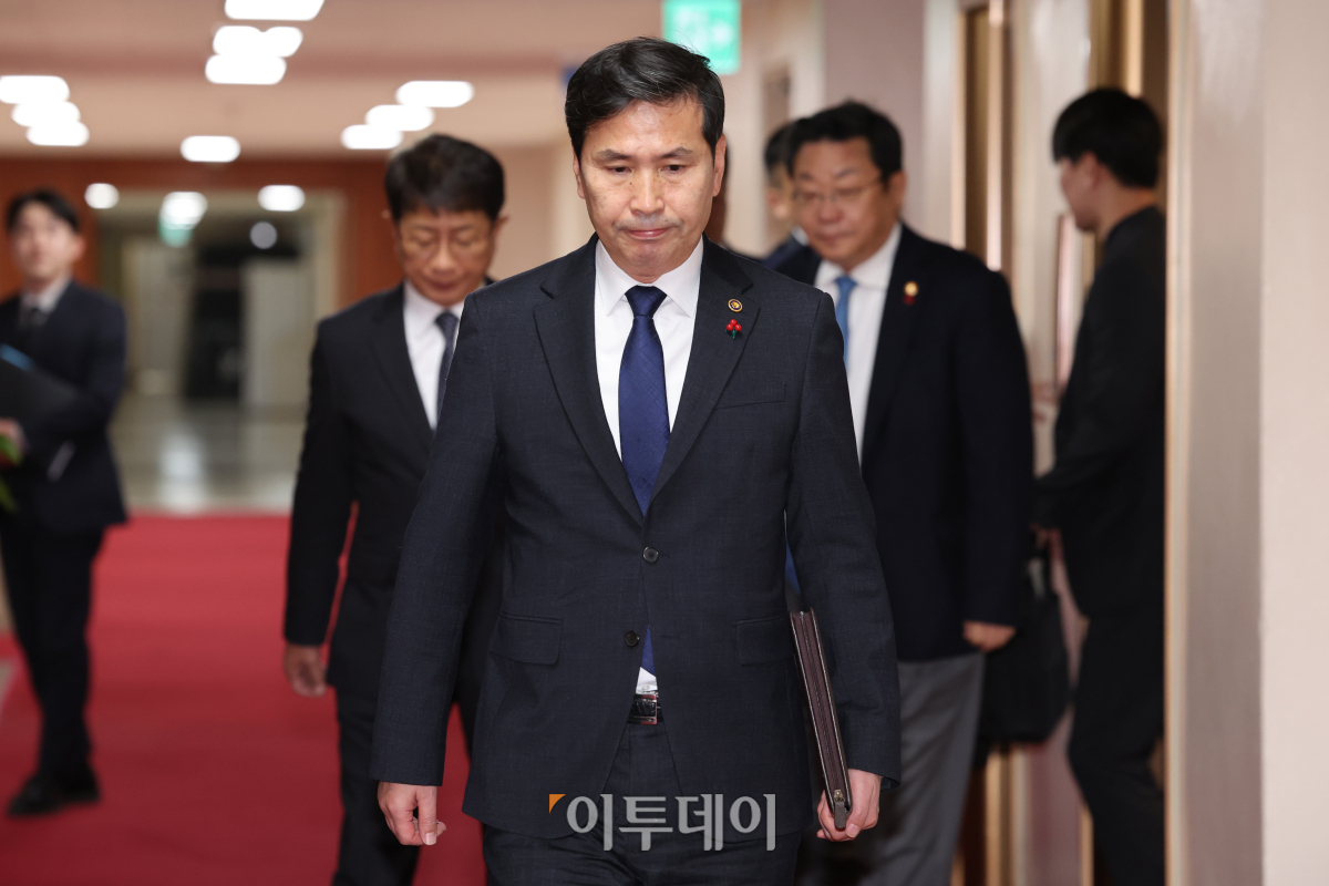 ▲김선호 국방부 장관 직무대행이 8일 서울 종로구 정부서울청사에서 열린 국무위원 간담회에 참석하고 있다. 조현호 기자 hyunho@