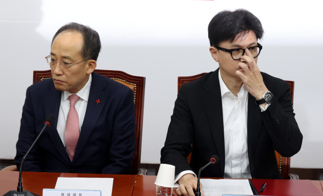 ▲한동훈 국민의힘 대표와 추경호 원내대표가 6일 오전 서울 여의도 국회에서 열린 국민의힘 긴급 최고위원회의에서 서로 다른곳을 바로보고 있다. (뉴시스)