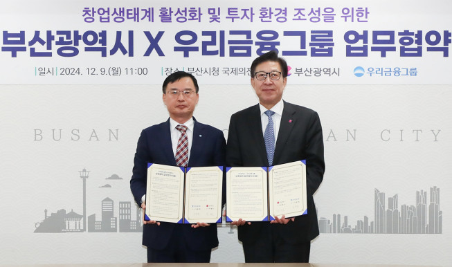 ▲우리금융그룹과 부산광역시가 9일 부산시청에서 창업생태계 활성화 및 투자 환경 조성을 위한 업무협약을 맺었다. (왼쪽부터) 우리금융지주 성장지원부문 송윤홍 부사장, 부산시 박형준 부산시장이 기념촬영을 하고 있다. (우리금융지주 )