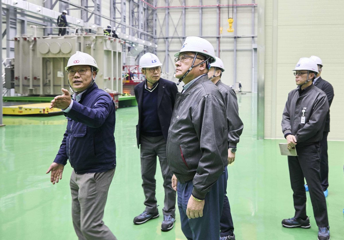 ▲구자균 LS일렉트릭 회장이 KOC전기가 증설한 생산동을 둘러보고 있다. (자료제공=LS일렉트릭)