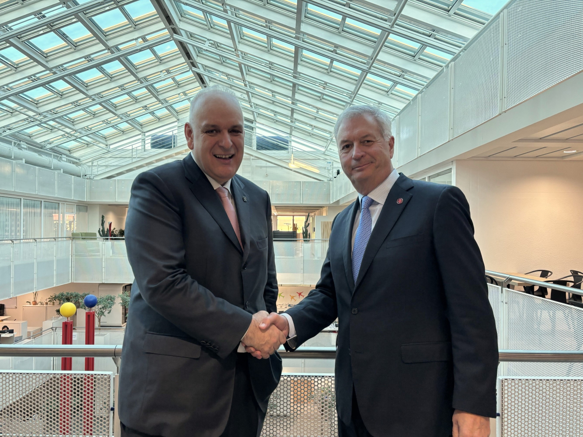 ▲테오 파나지오툴리아스(왼쪽) 스타얼라이언스 CEO와 최고경영진 신임 의장 마이클 루소(오른쪽)가 악수를 나누고 있다. (자료제공=아시아나항공)