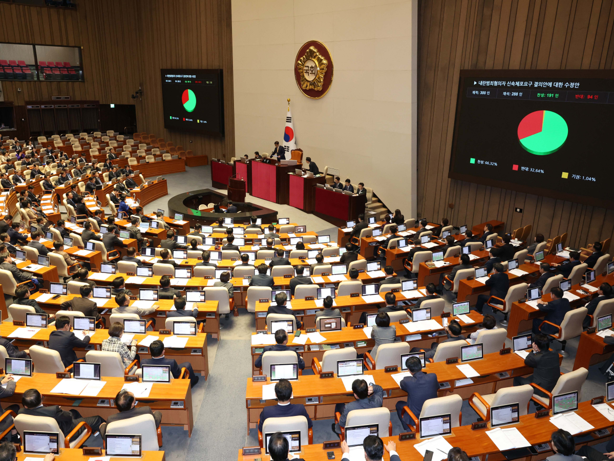 ▲10일 서울 여의도 국회에서 열린 본회의에서 내란범죄혐의자 신속체포요구 결의안에 대한 수정안이 가결되고 있다. 신태현 기자 holjjak@