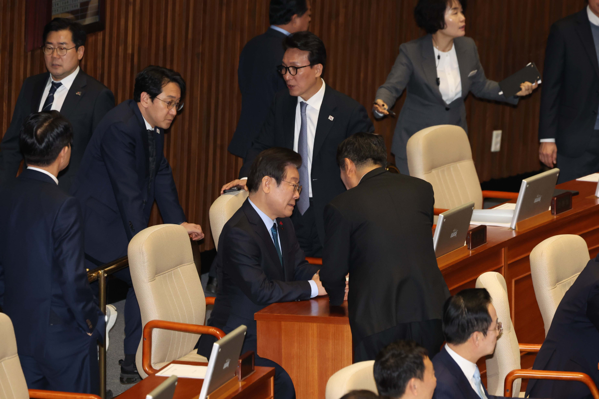 ▲10일 서울 여의도 국회에서 열린 본회의에서 이재명 더불어민주당 대표와 정청래 의원을 비롯한 지도부가 대화하고 있다. 신태현 기자 holjjak@