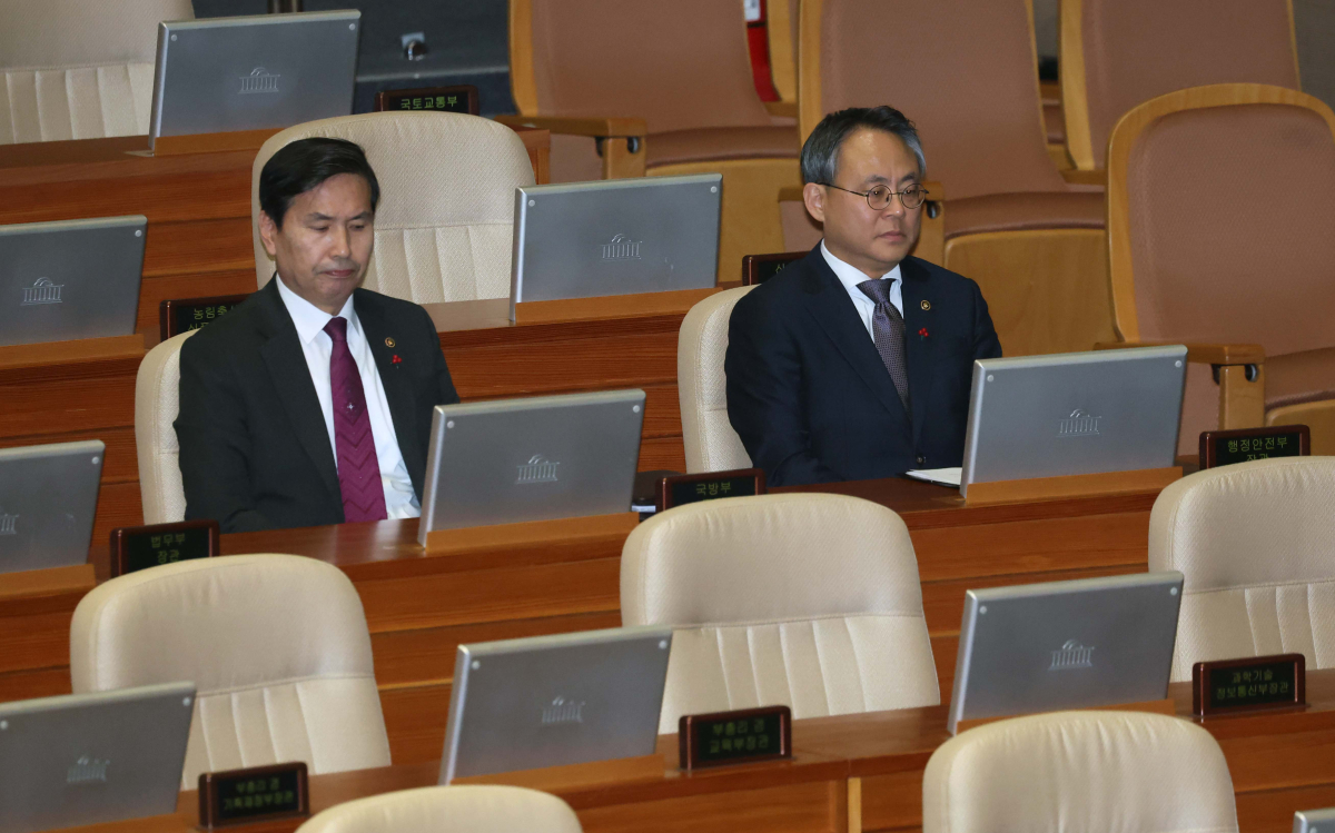 ▲10일 서울 여의도 국회에서 열린 본회의에 김선호 국방부 장관 직무대행과 고기동 행정안전부 장관 직무대행이 참석해 있다. 신태현 기자 holjjak@