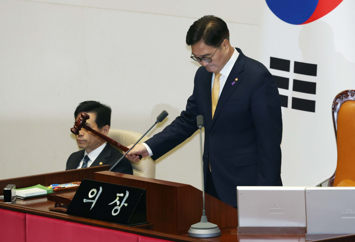 ▲10일 서울 여의도 국회에서 열린 본회의에서 우원식 국회의장이 의사봉을 두드리고 있다. 신태현 기자 holjjak@