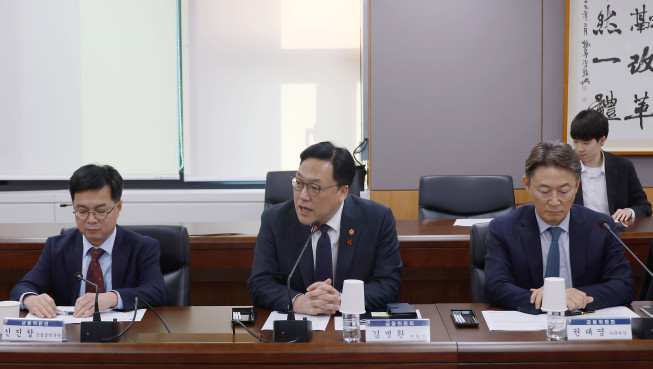 ▲김병환 금융위원장이 10일 오후 서울 종로구 정부서울청사에서 외국계 금융회사 대표들이 참여하는 간담회를 개최해 한국의 정치․경제 상황에 대한 해외 시각을 점검하는 한편, 한국 정부가 금융시장 안정을 유지할 수 있는 충분한 역량과 의지를 가지고 있음을 설명했다.