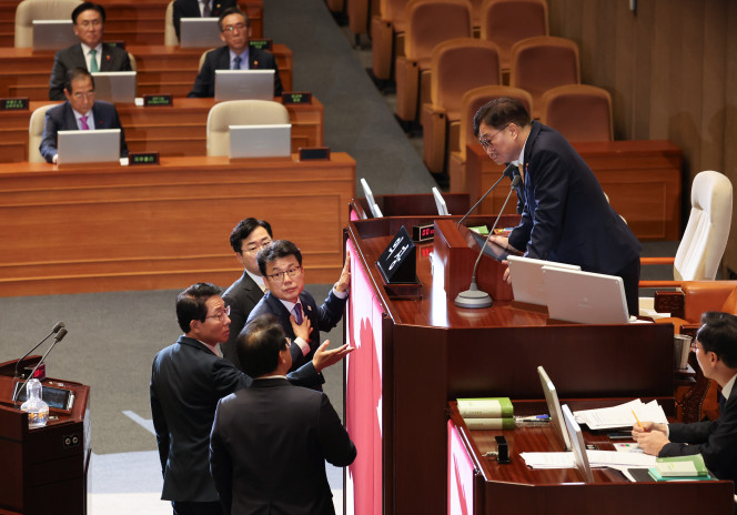 ▲우원식 국회의장이 10일 오후 국회 본회의에서 지방교육재정교부금법 일부개정법률안(대안) 상정을 앞두고 국민의힘 김상훈 정책위의장, 배준영 원내수석부대표, 더불어민주당 박찬대 원내대표, 진성준 정책위의장을 불러 논의하고 있다. (연합뉴스)
