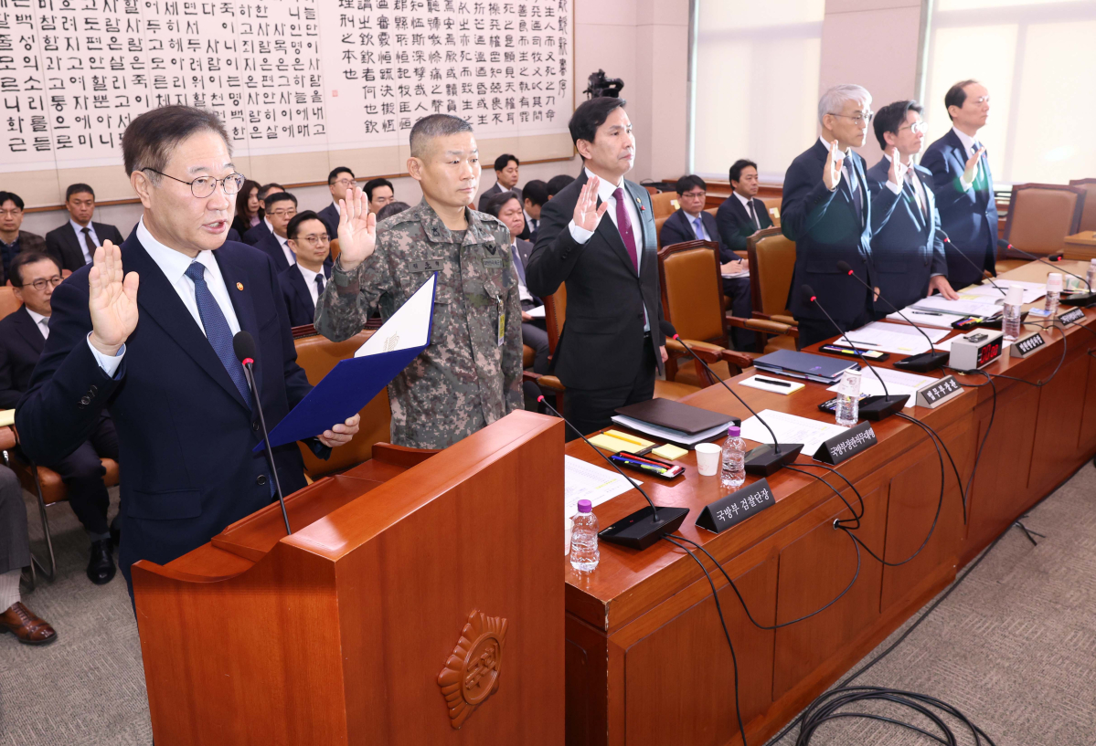 ▲박성재 법무부 장관 등이 11일 서울 여의도 국회에서 열린 법제사법위원회의 12·3 비상계엄 사태 관련 현안질의에서 증인선서를 하고 있다. 신태현 기자 holjjak@